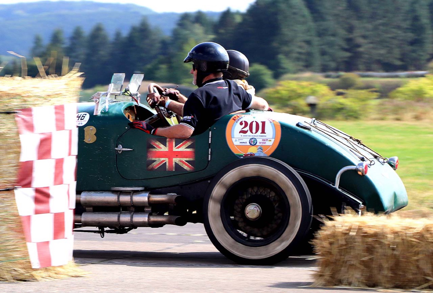 Historischer Rennwagen auf der Strecke